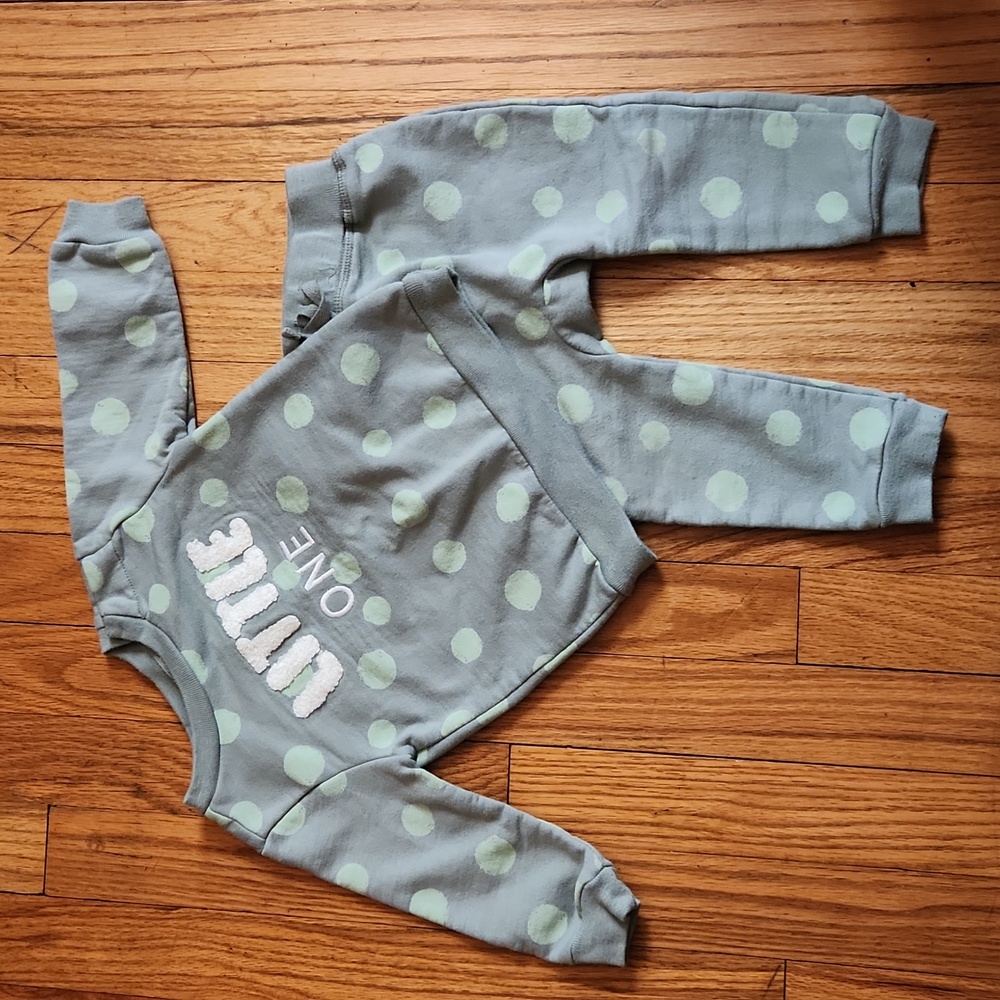 Worn 1x! Toddler unisex 2 piece outfit 12M muted green with light green dots